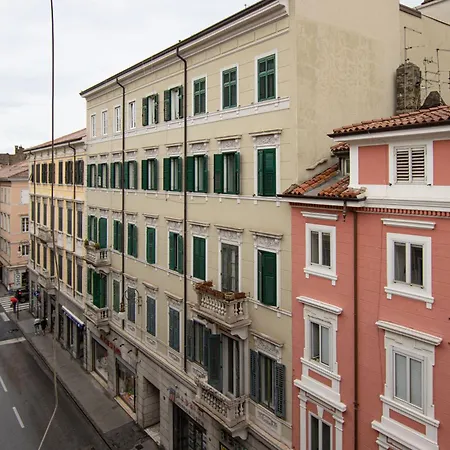 Piazza Goldoni Mazzini *free Wifi* Terst