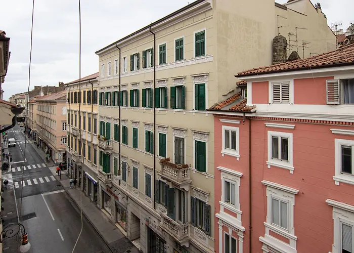 [piazza Goldoni] Mazzini *free Wifi* Trieste